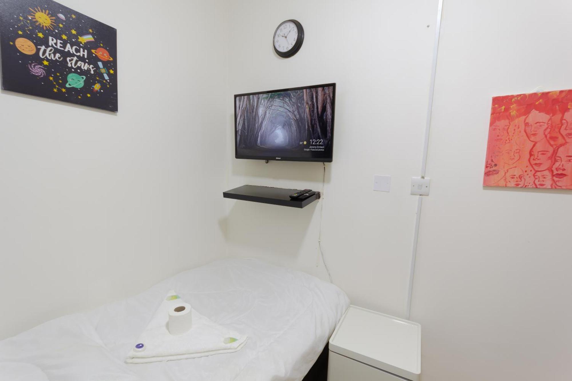 Budget Rooms With Private Bathroom For 'Girls' Only In Dubai, Marina Экстерьер фото