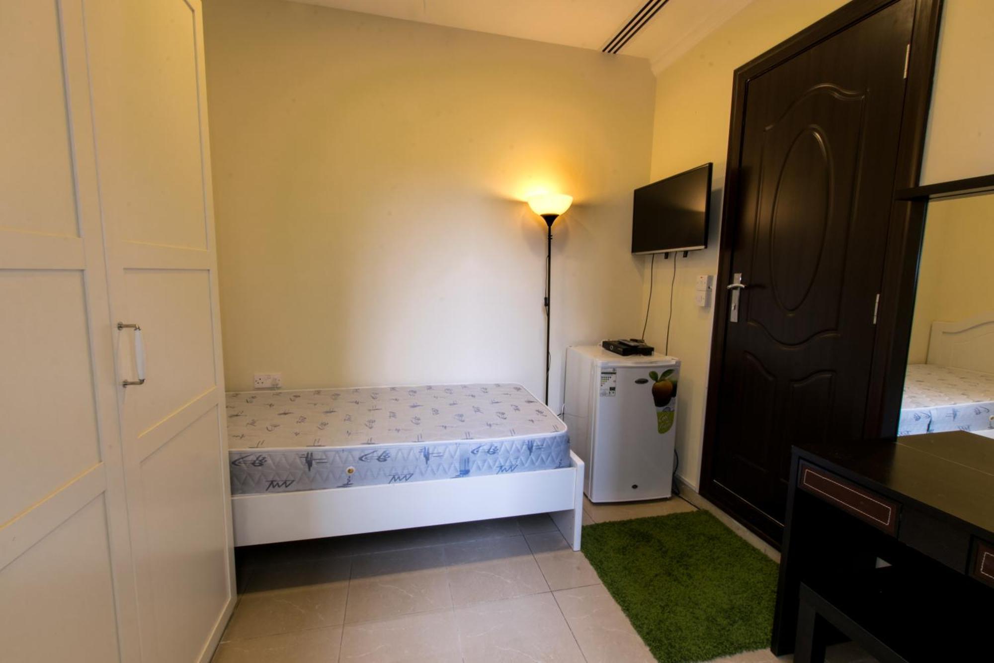 Budget Rooms With Private Bathroom For 'Girls' Only In Dubai, Marina Экстерьер фото