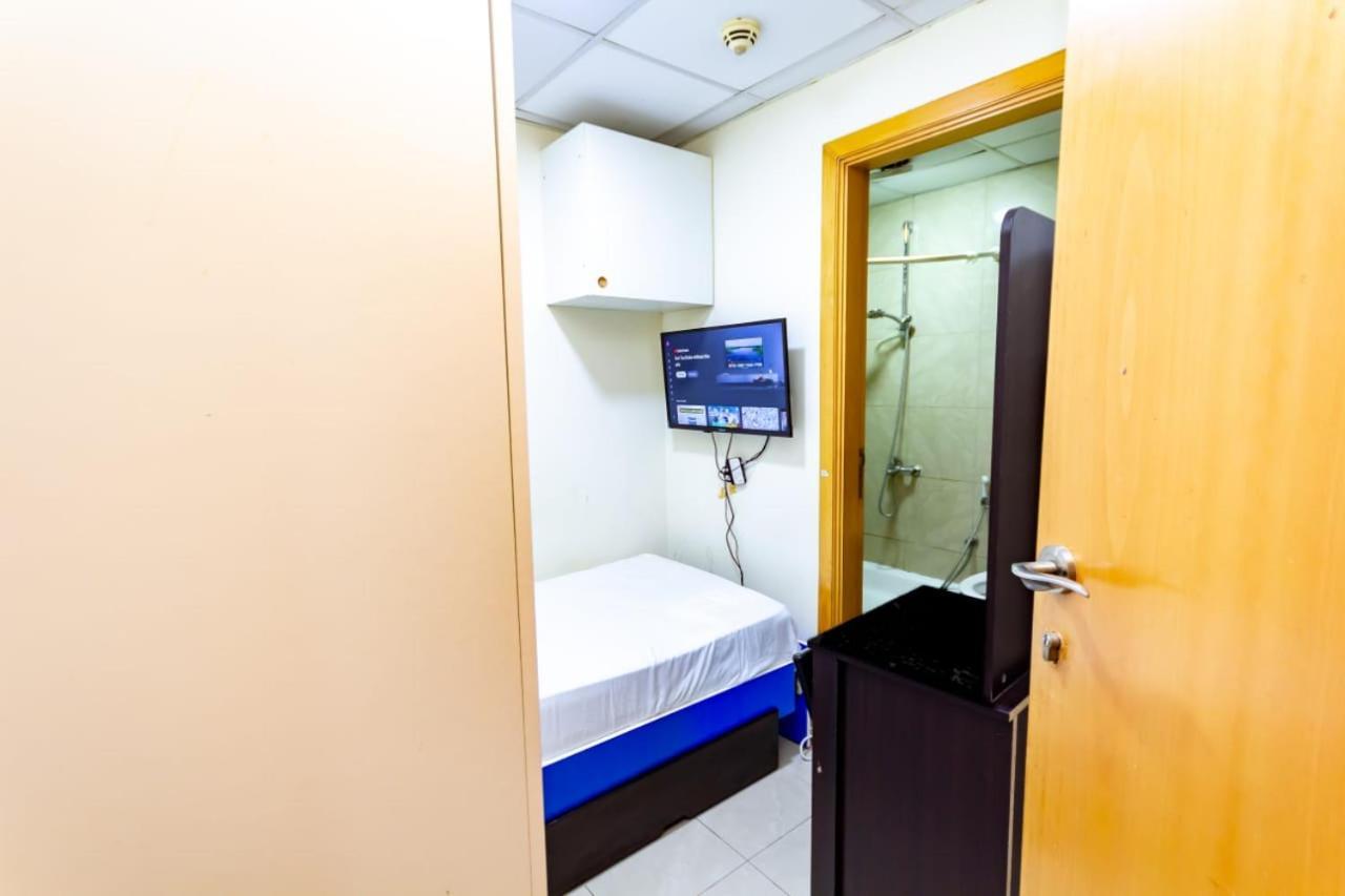 Budget Rooms With Private Bathroom For 'Girls' Only In Dubai, Marina Экстерьер фото